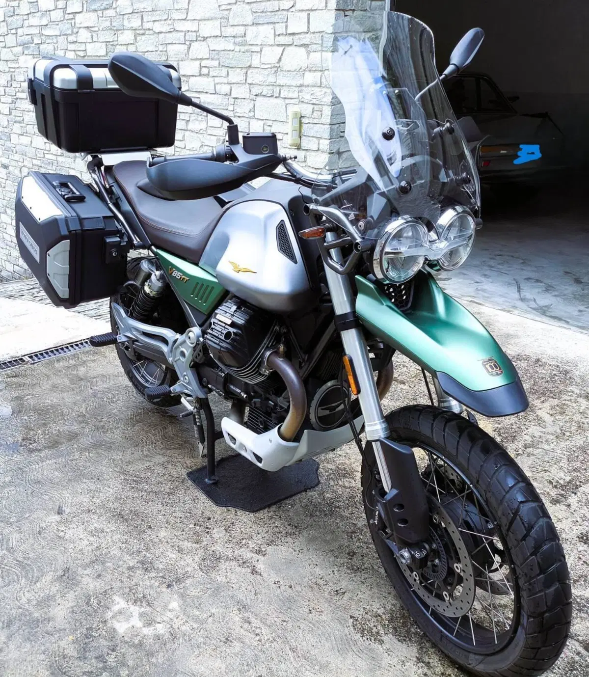 Moto Guzzi V85 TT Centenario (2021 - 22) (2)
