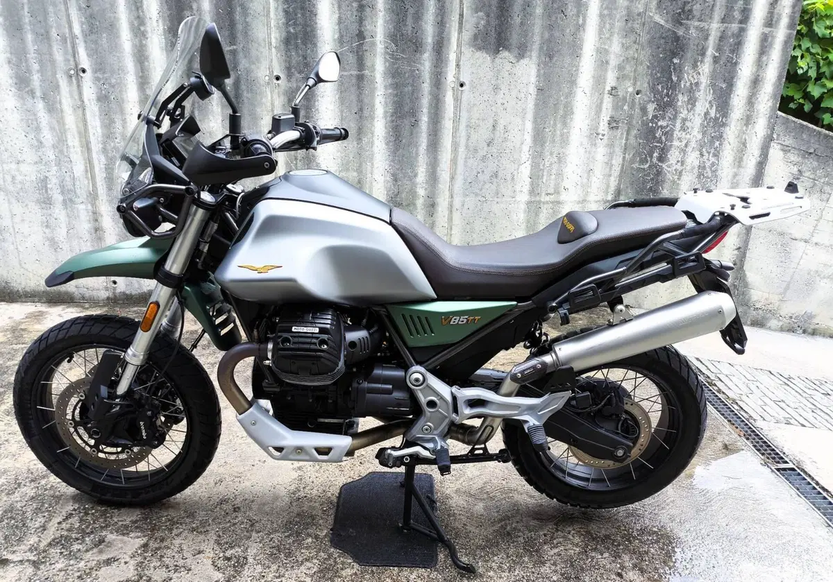 Moto Guzzi V85 TT Centenario (2021 - 22) (3)