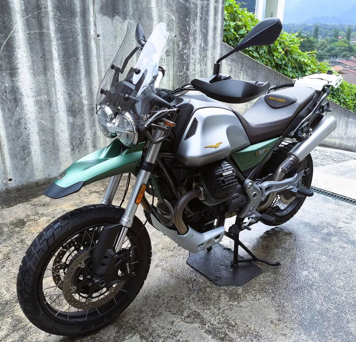 Moto Guzzi V85 TT Centenario (2021 - 22) (4)