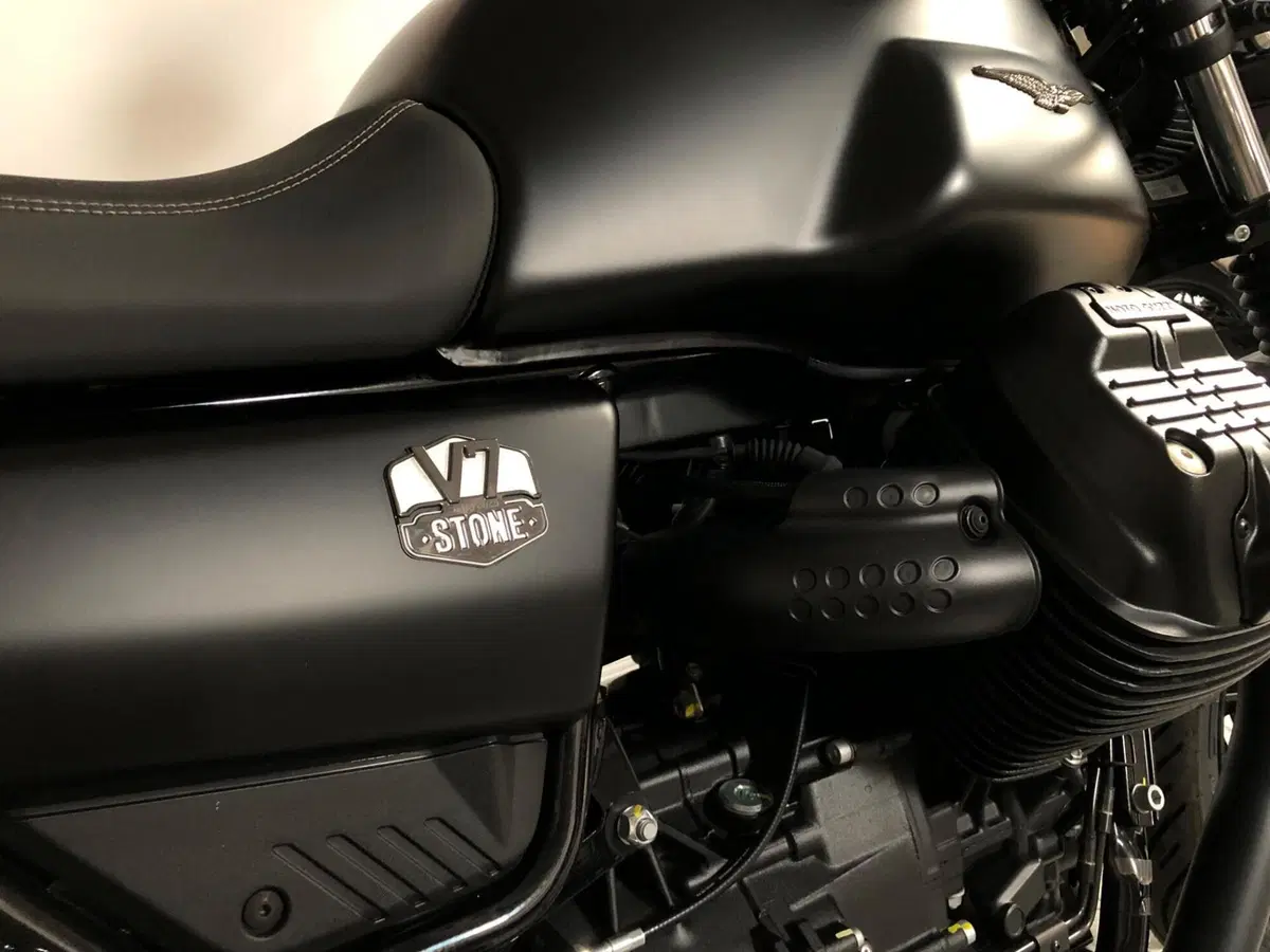 Moto Guzzi V7 Stone (2025 - 26) (2)