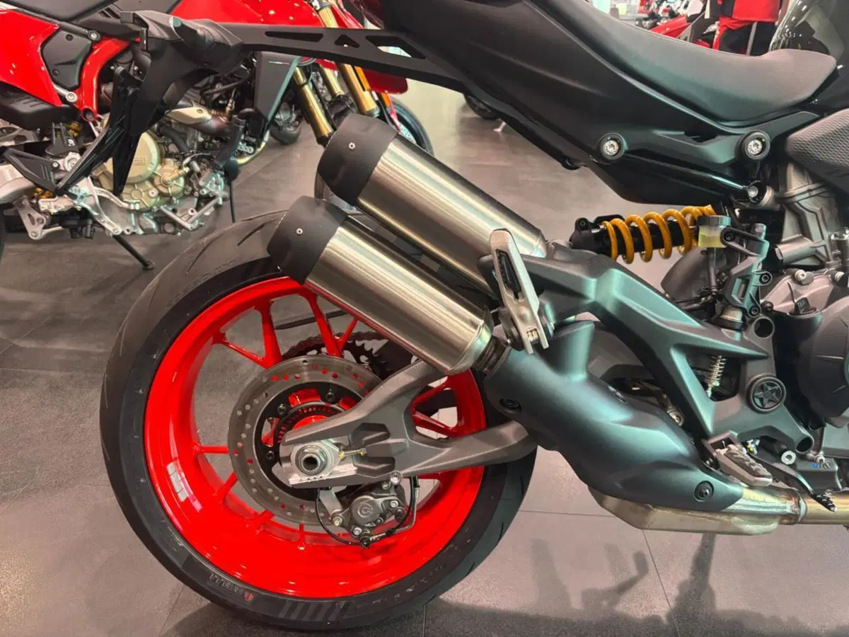 Ducati Monster 890 + (2026) (8)