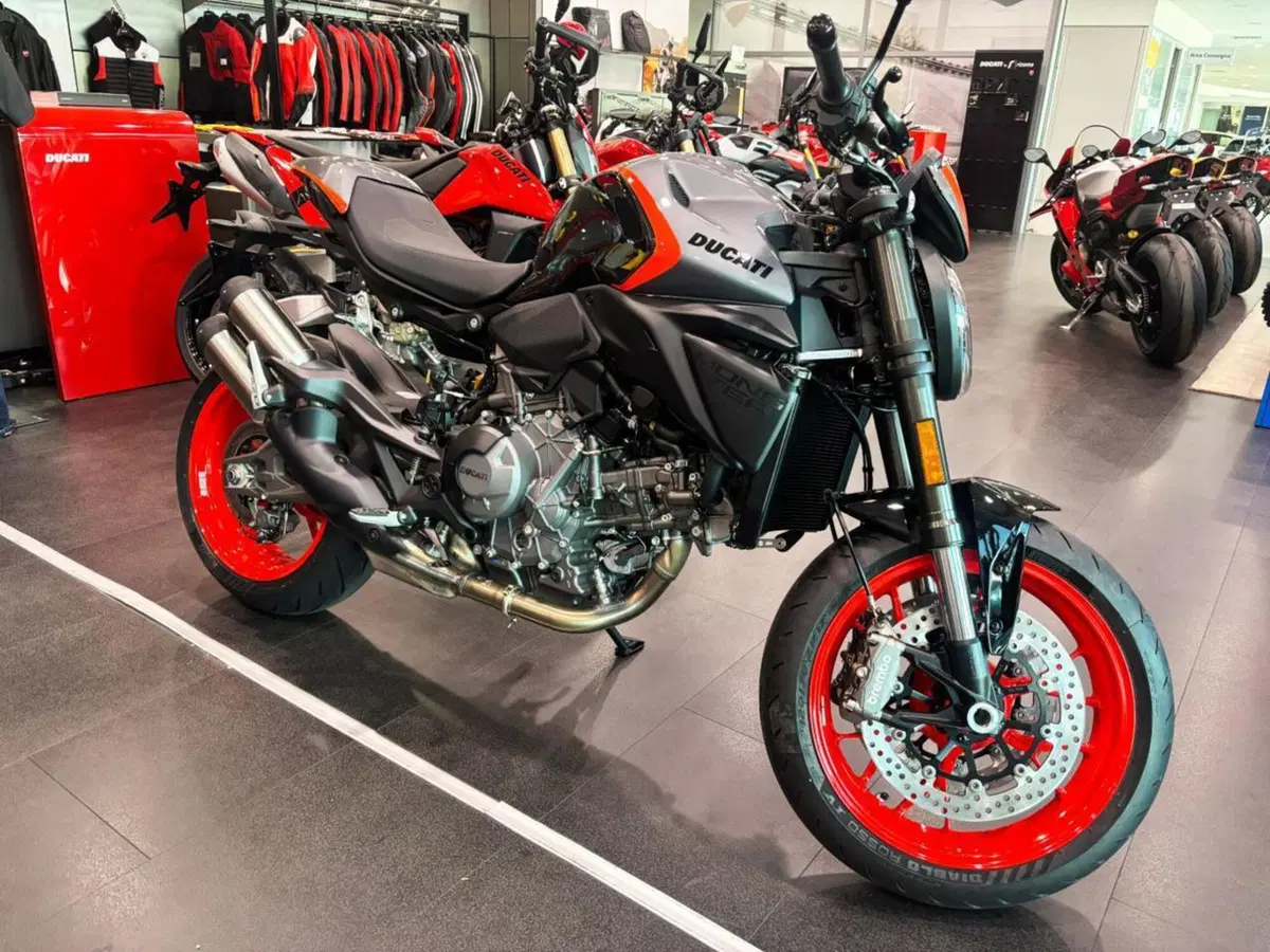 Ducati Monster 890 + (2026) (10)