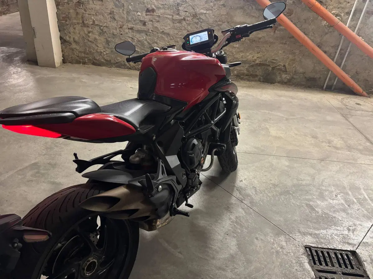 MV Agusta Brutale 800 Rosso (2021 - 23) (5)