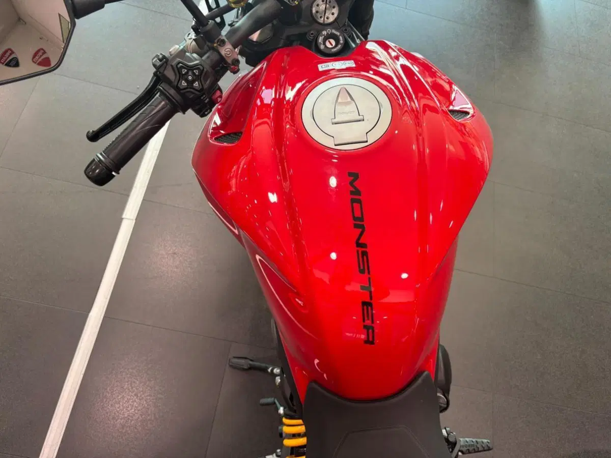 Ducati Monster 890 + (2026) (10)