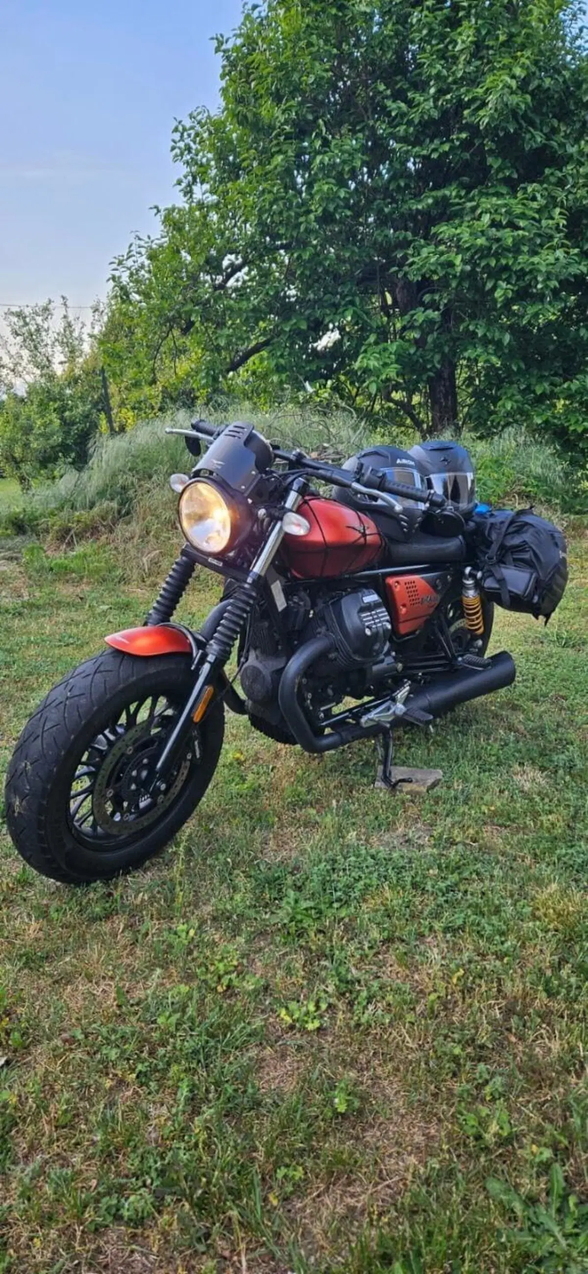 Moto Guzzi V9 Bobber Sport (2019 - 20) (2)