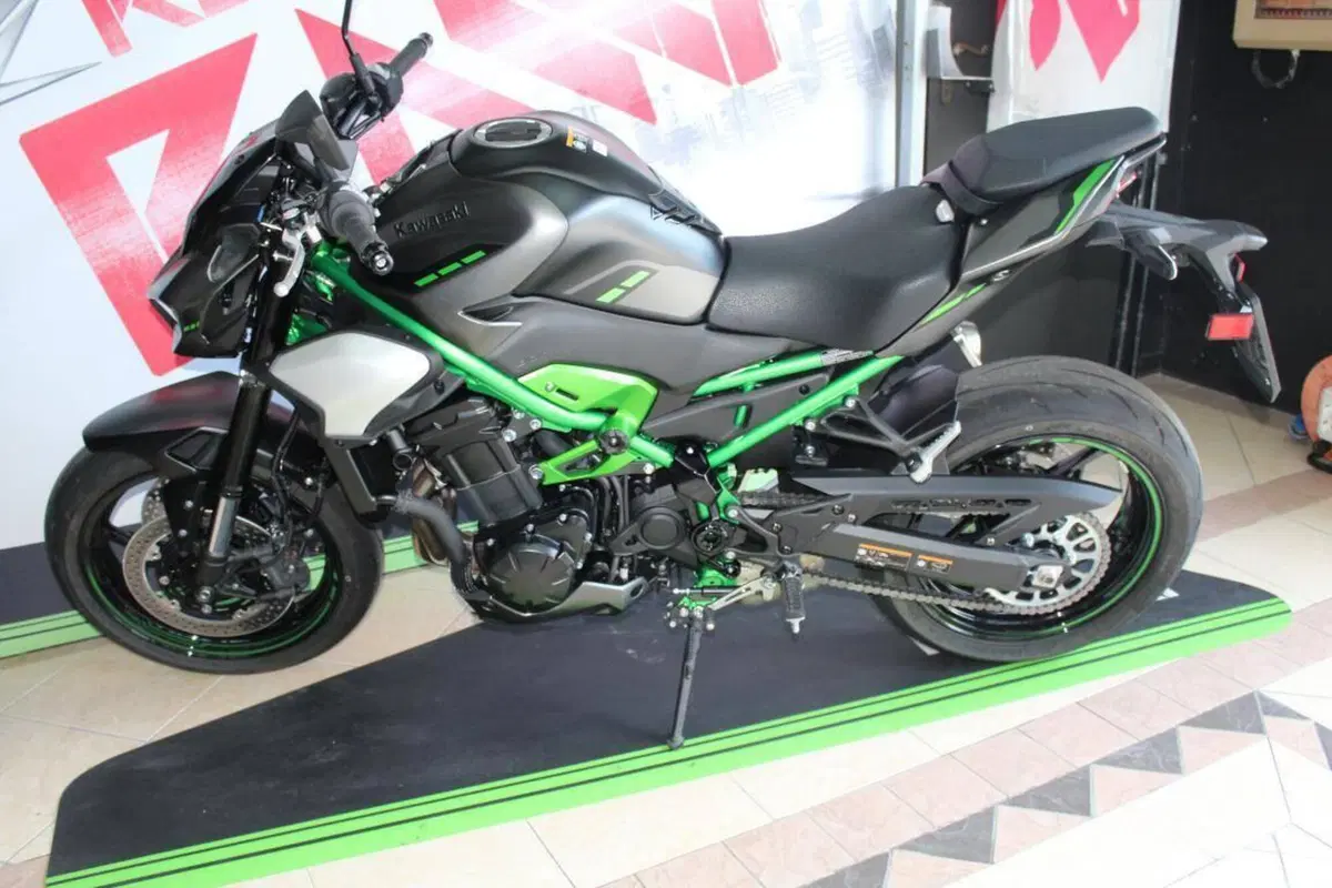 Kawasaki Z 900 (2025 - 26) (4)