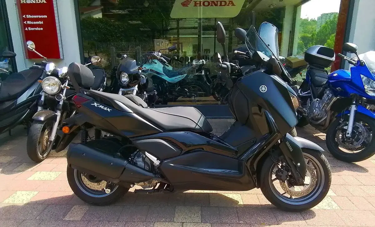 Yamaha X-Max 300 Tech Max (2021 - 24) (2)