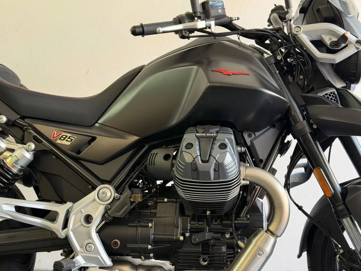 Moto Guzzi V85 Strada (2024 - 26) (3)