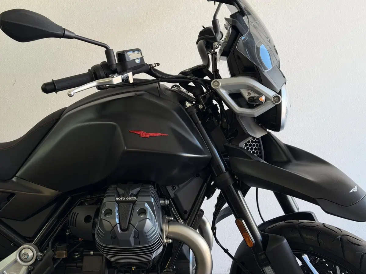Moto Guzzi V85 Strada (2024 - 26) (4)