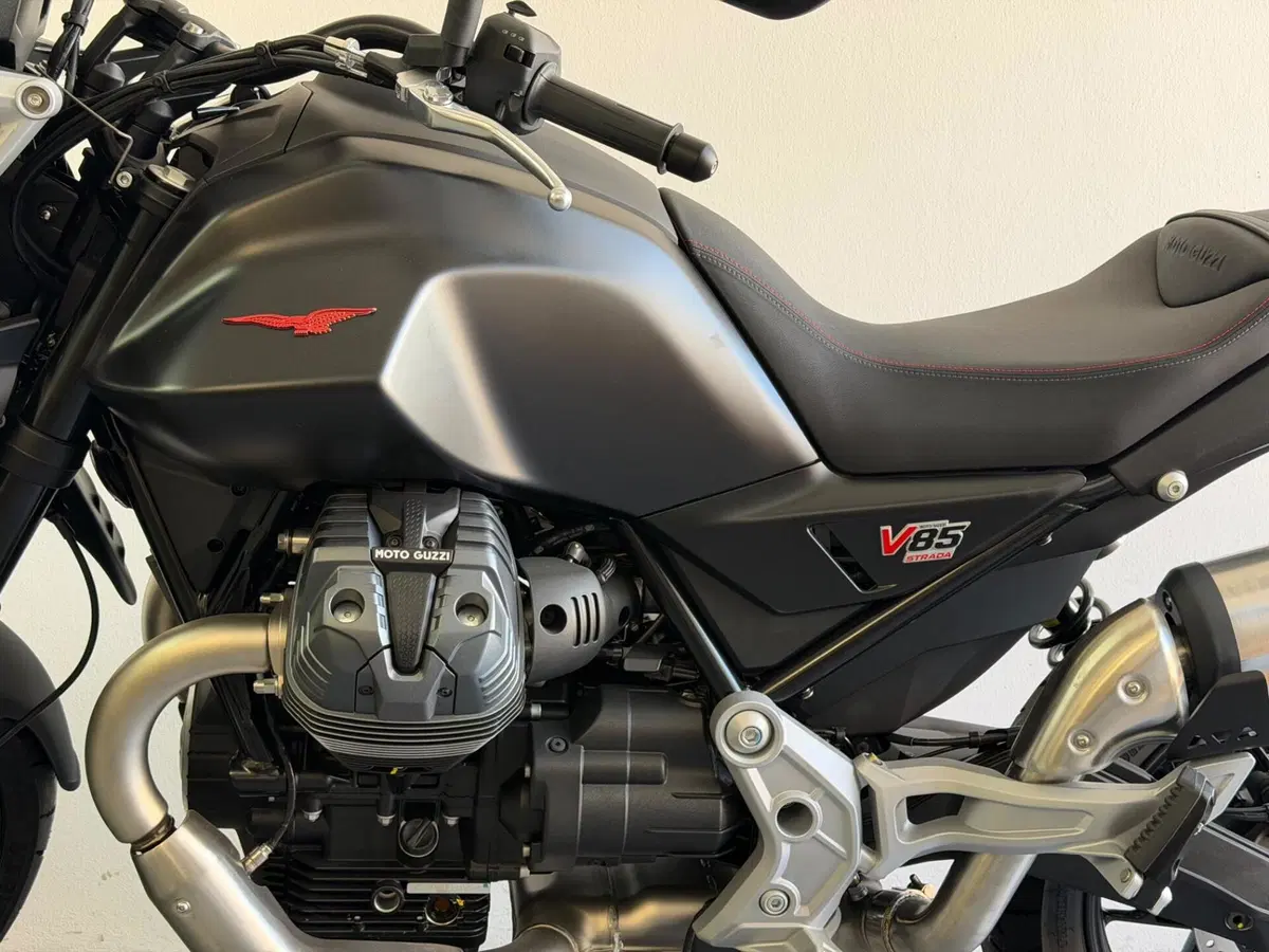 Moto Guzzi V85 Strada (2024 - 26) (6)