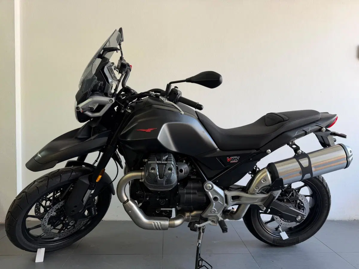 Moto Guzzi V85 Strada (2024 - 26) (2)