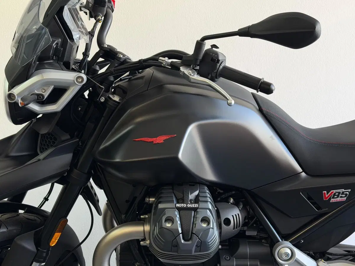Moto Guzzi V85 Strada (2024 - 26) (7)