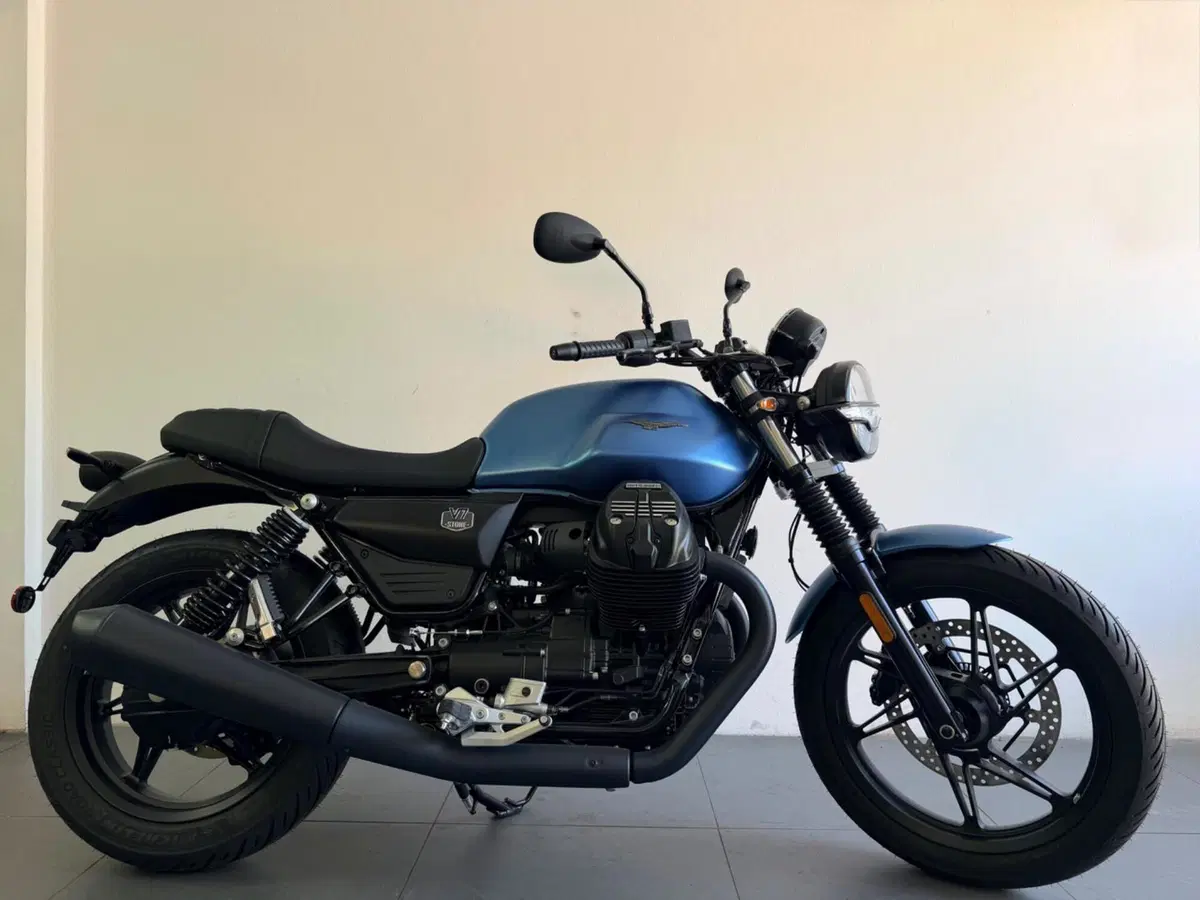 Moto Guzzi V7 Stone (2025 - 26)
