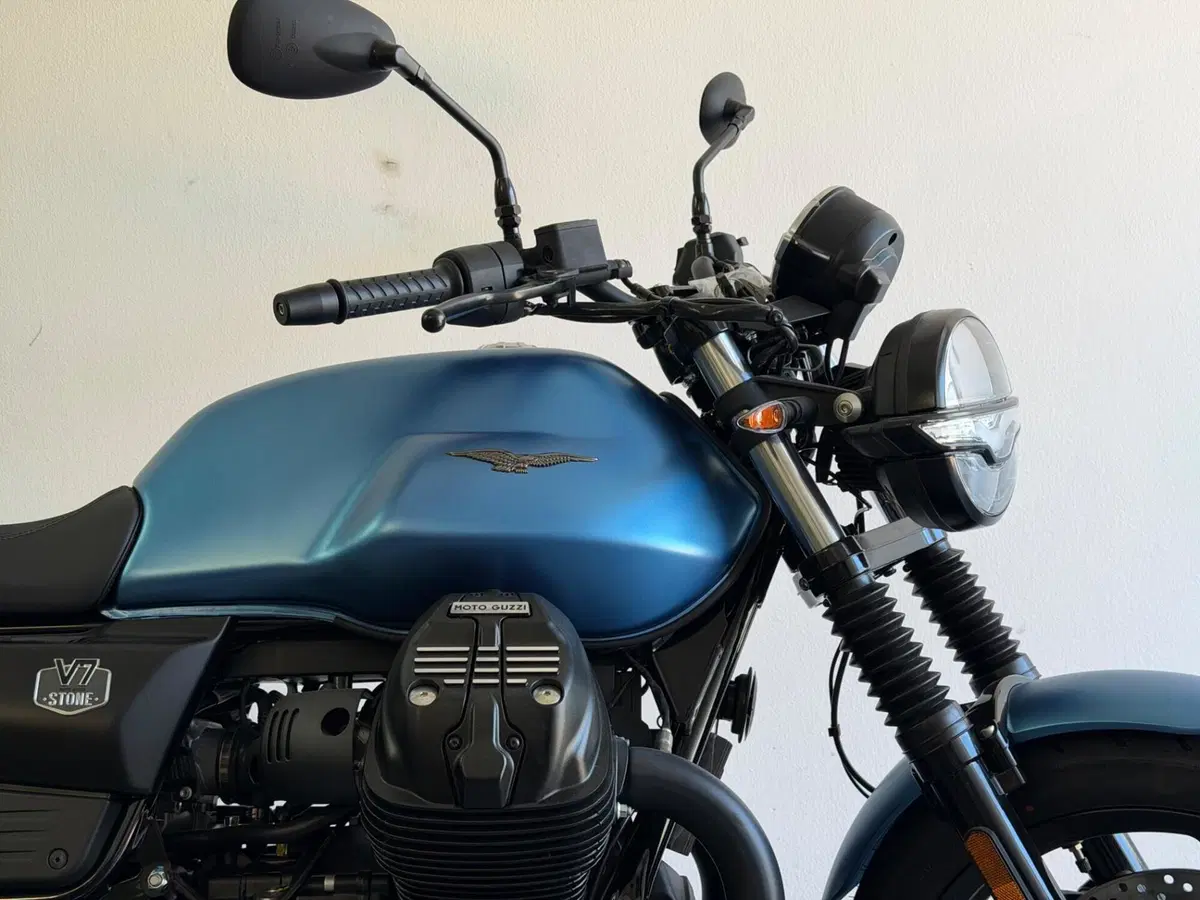 Moto Guzzi V7 Stone (2025 - 26) (2)