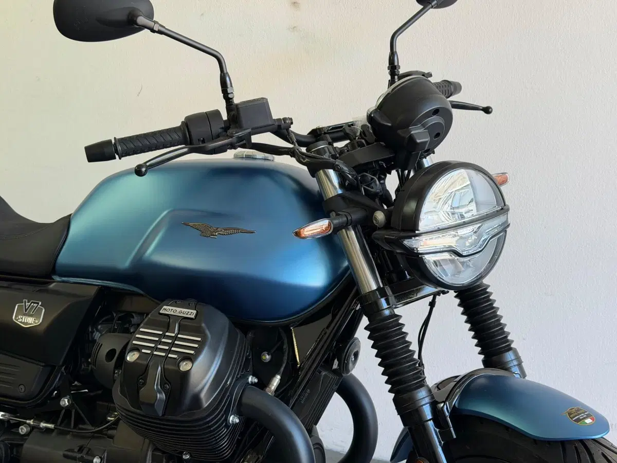 Moto Guzzi V7 Stone (2025 - 26) (3)