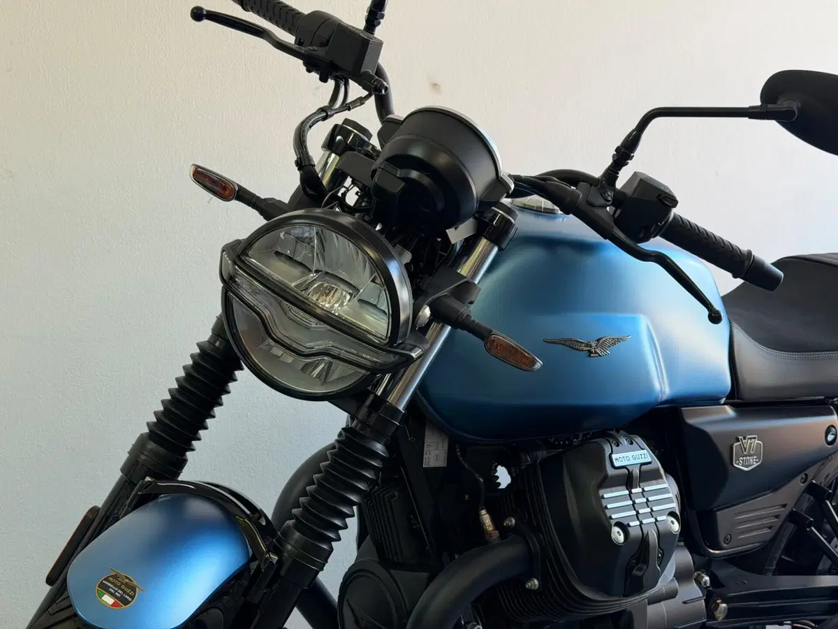 Moto Guzzi V7 Stone (2025 - 26) (4)