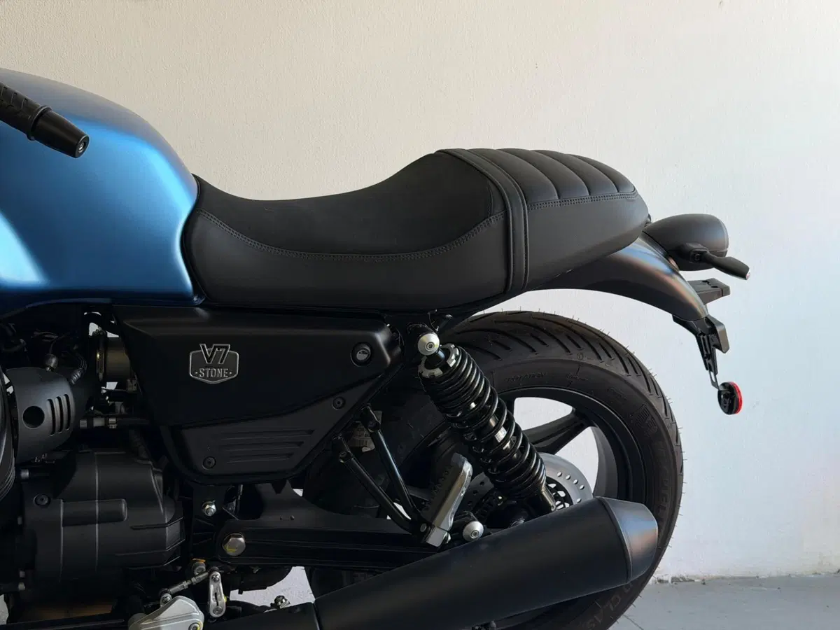 Moto Guzzi V7 Stone (2025 - 26) (5)