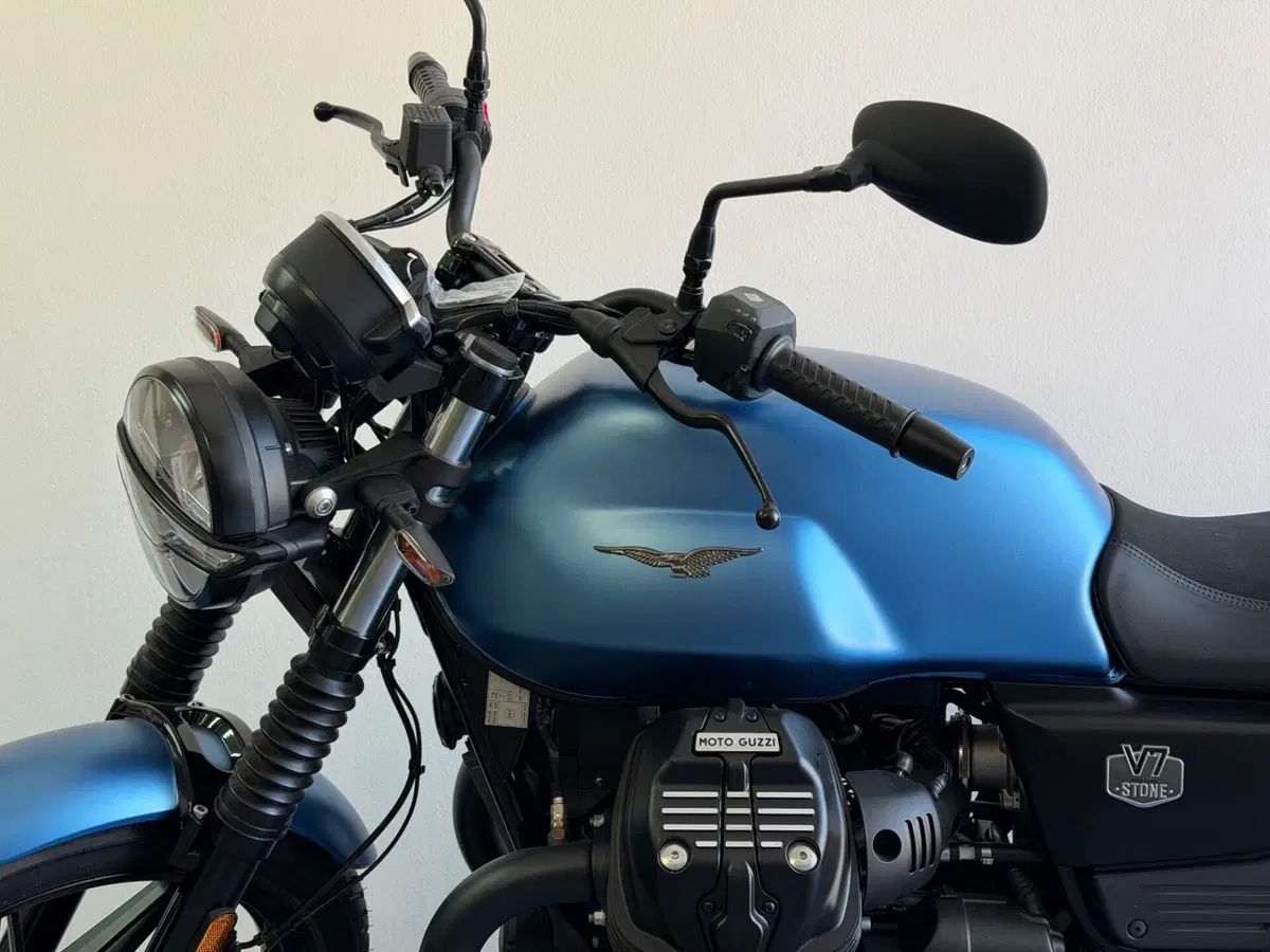 Moto Guzzi V7 Stone (2025 - 26) (6)