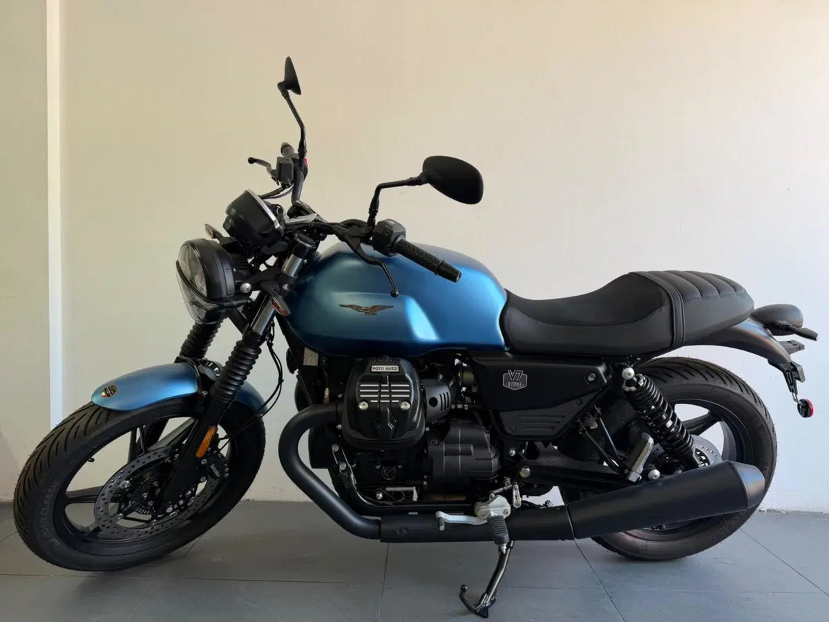 Moto Guzzi V7 Stone (2025 - 26) (7)