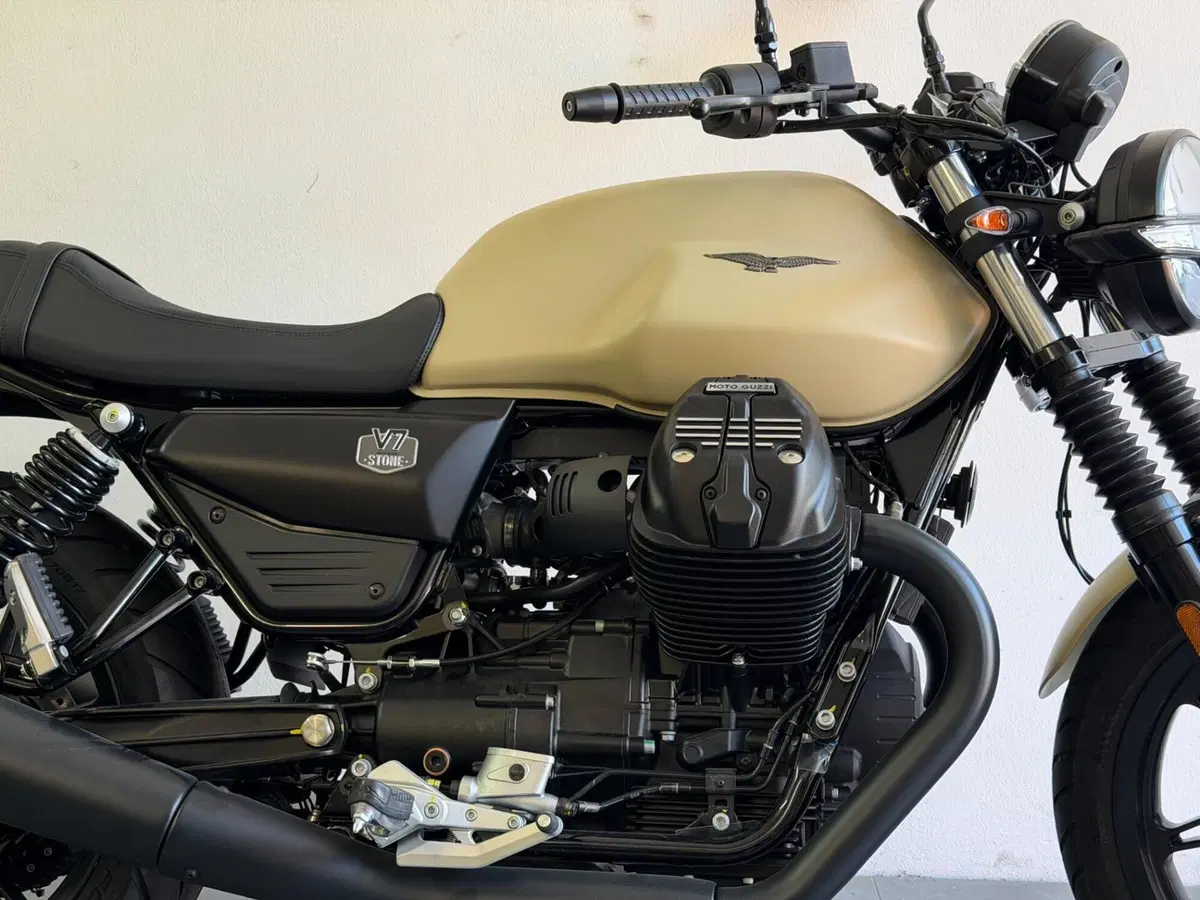 Moto Guzzi V7 Stone (2025 - 26) (2)