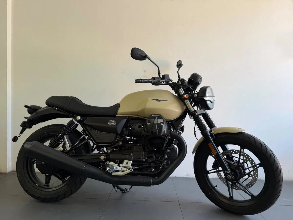 Moto Guzzi V7 Stone (2025 - 26)