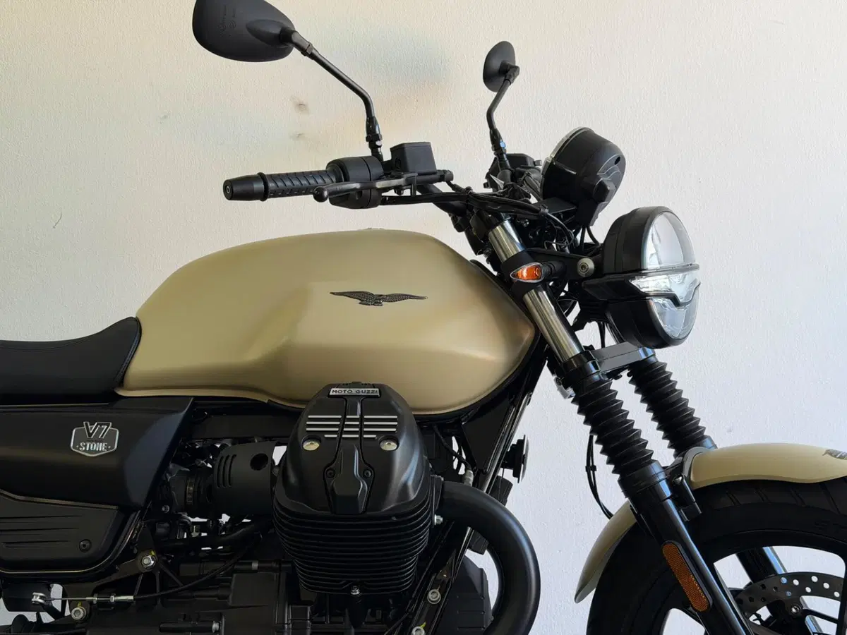 Moto Guzzi V7 Stone (2025 - 26) (3)