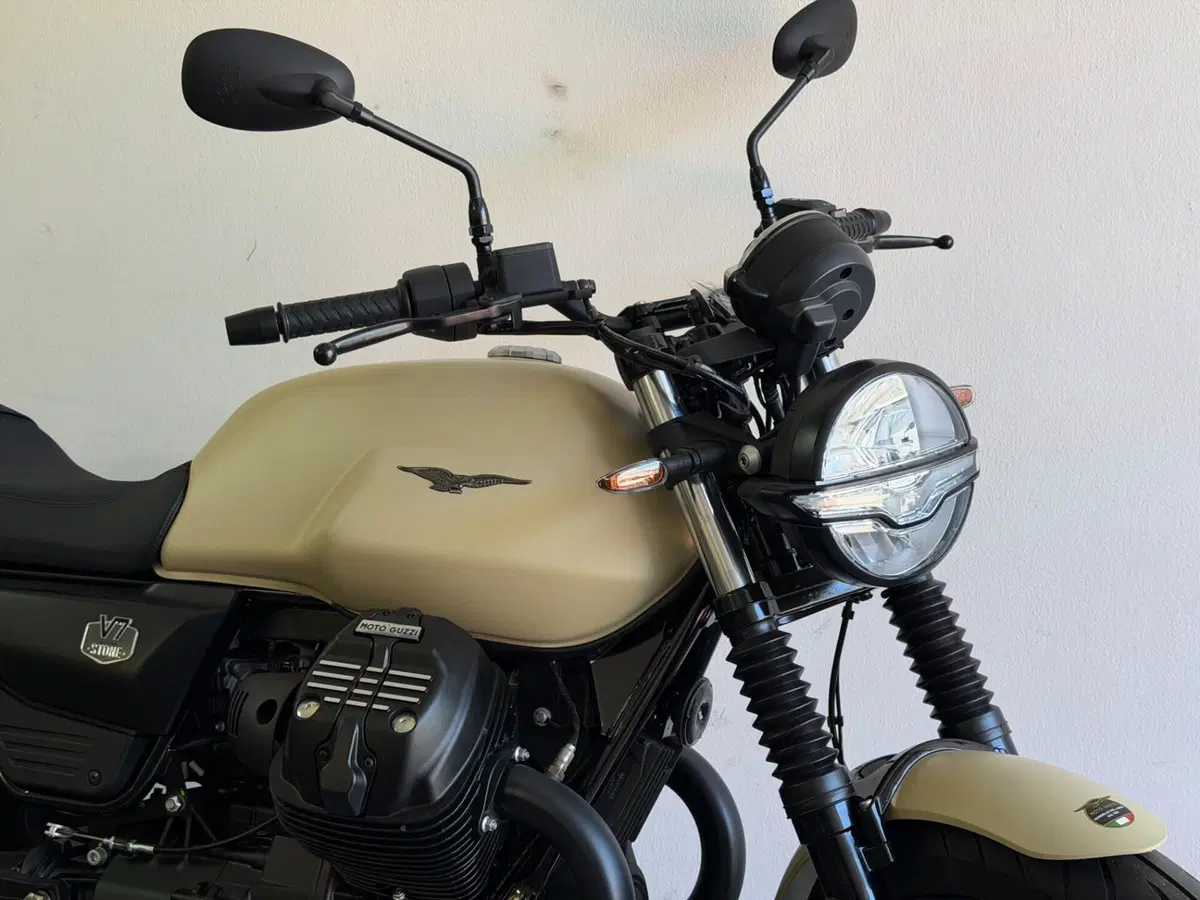 Moto Guzzi V7 Stone (2025 - 26) (4)