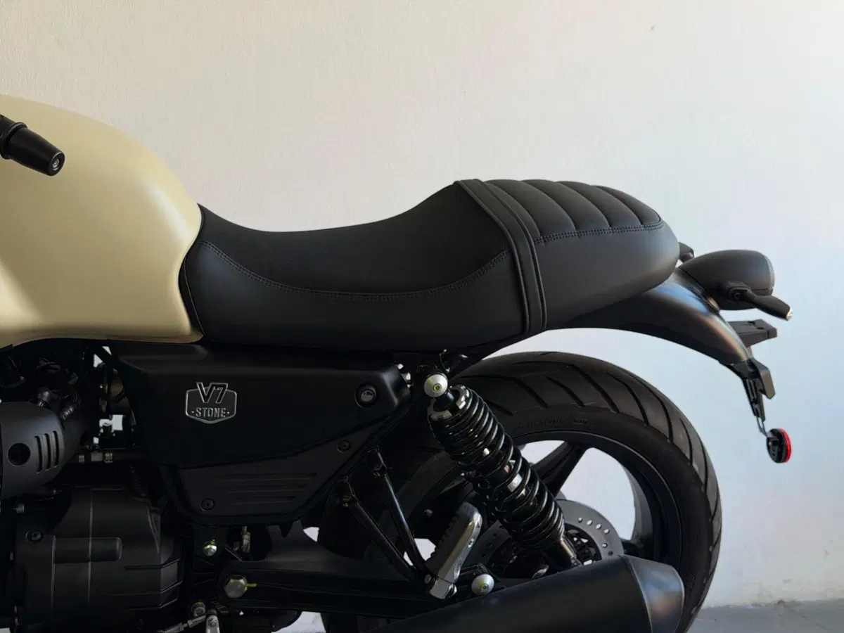 Moto Guzzi V7 Stone (2025 - 26) (5)