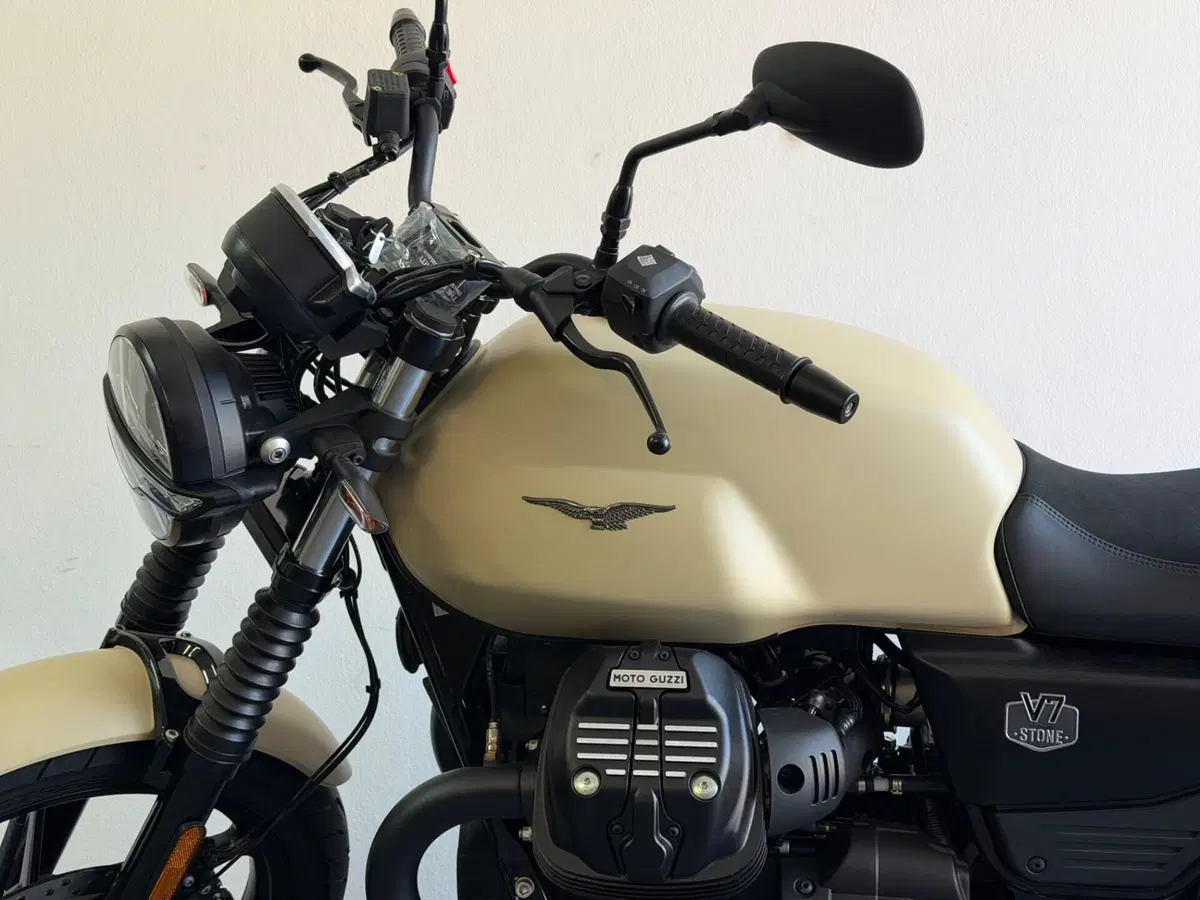 Moto Guzzi V7 Stone (2025 - 26) (6)