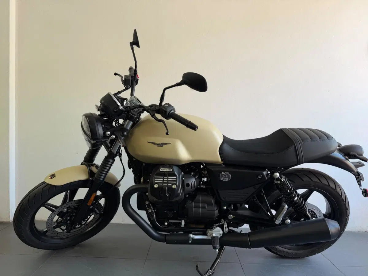 Moto Guzzi V7 Stone (2025 - 26) (7)