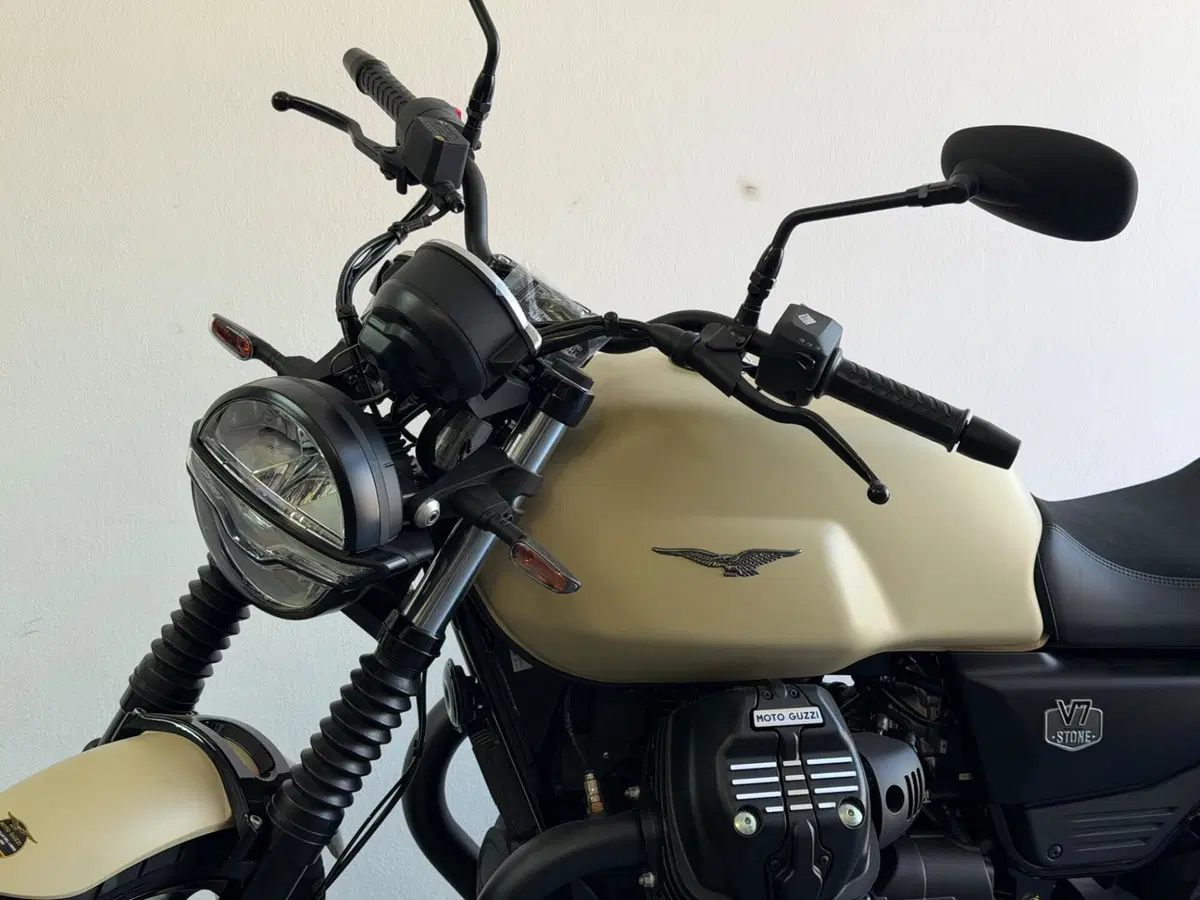 Moto Guzzi V7 Stone (2025 - 26) (8)