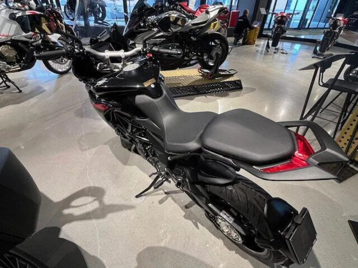 MV Agusta Turismo Veloce 800 R (2023 - 26) (14)