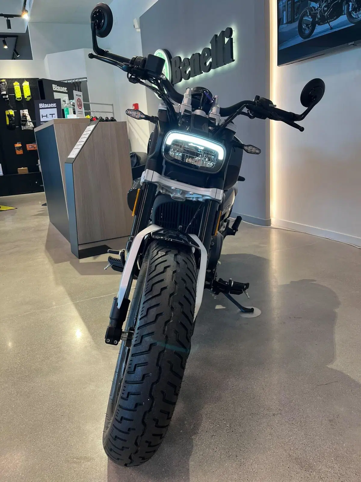 Benelli Leoncino 400 Bobber (2026) (4)