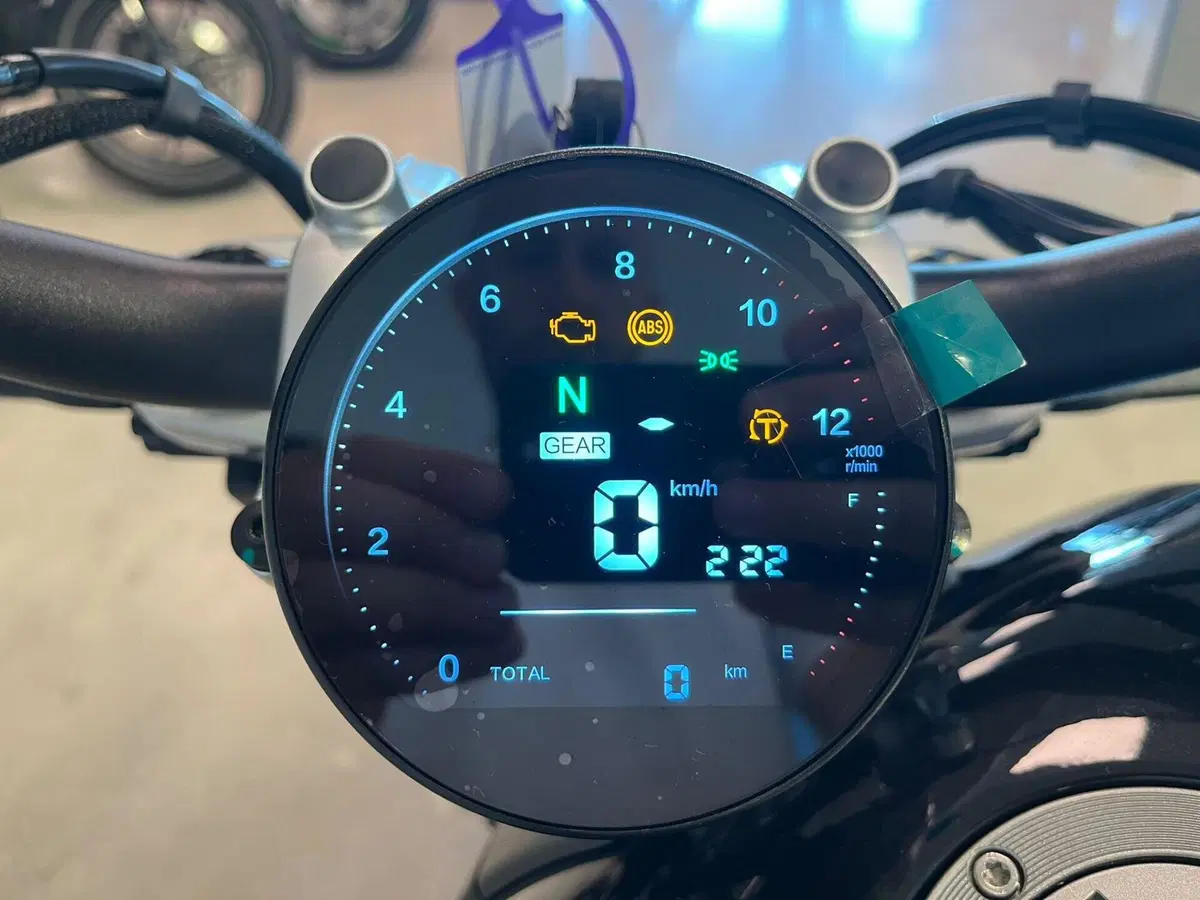Benelli Leoncino 400 Bobber (2026) (9)