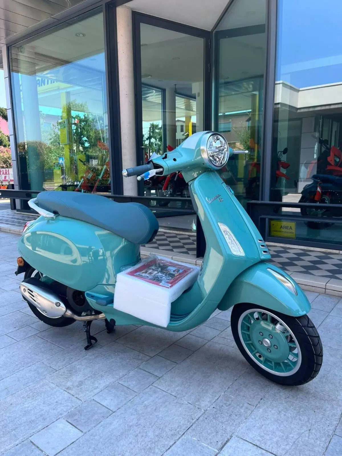 Vespa Primavera 125 80th (2026) (2)