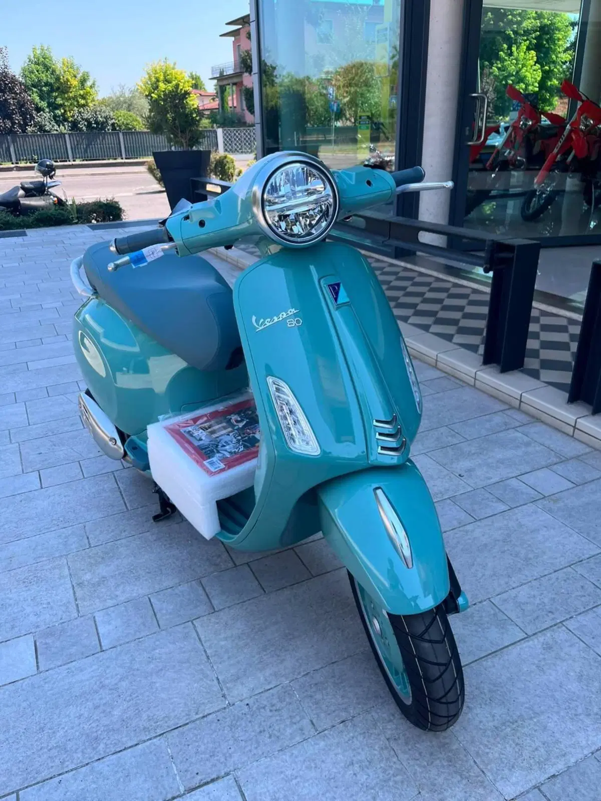 Vespa Primavera 125 80th (2026) (3)