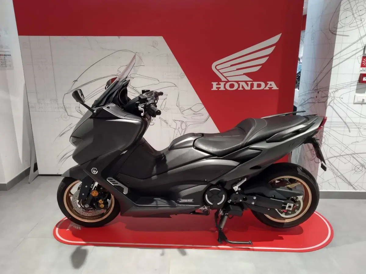 Yamaha T-Max 560 Tech Max (2020) (2)