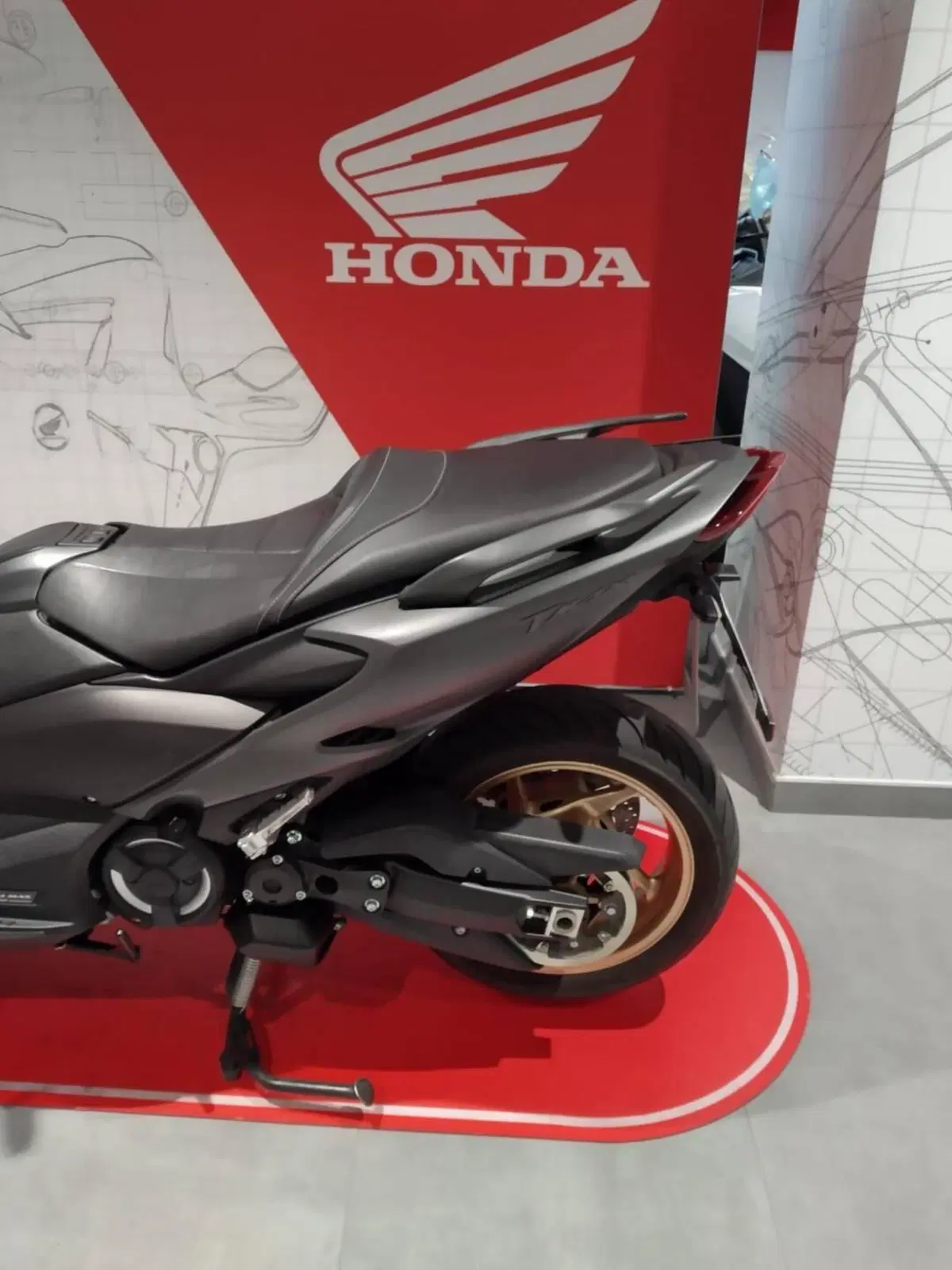 Yamaha T-Max 560 Tech Max (2020) (13)