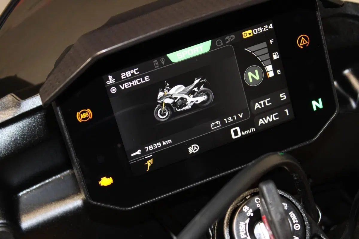 Aprilia Tuono V4 Factory (2025 - 26) (6)