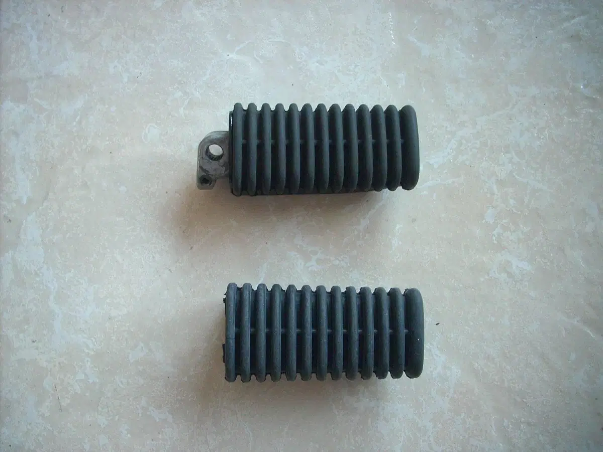 Pedana Post. Sx e Frecce Aprilia ETV 1000 Caponord (2)