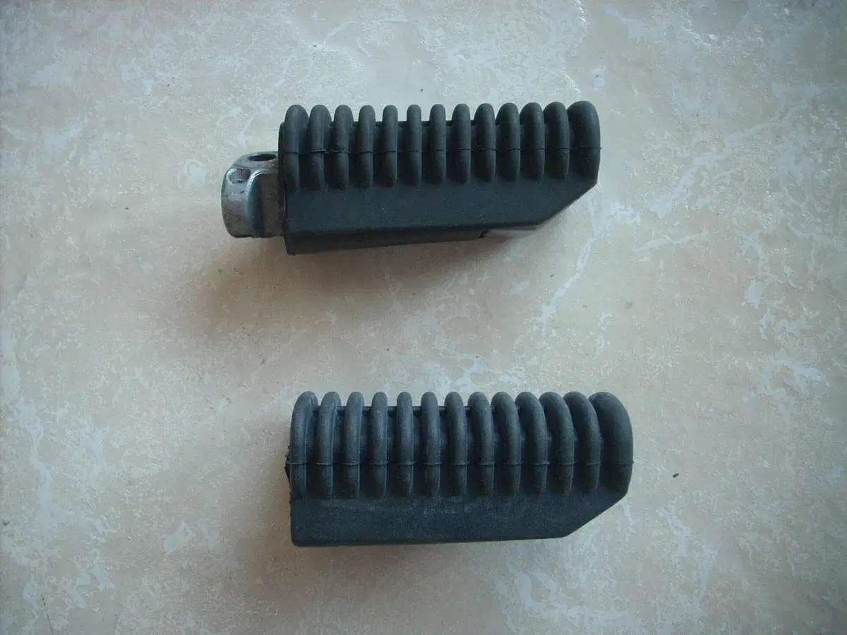 Pedana Post. Sx e Frecce Aprilia ETV 1000 Caponord (3)