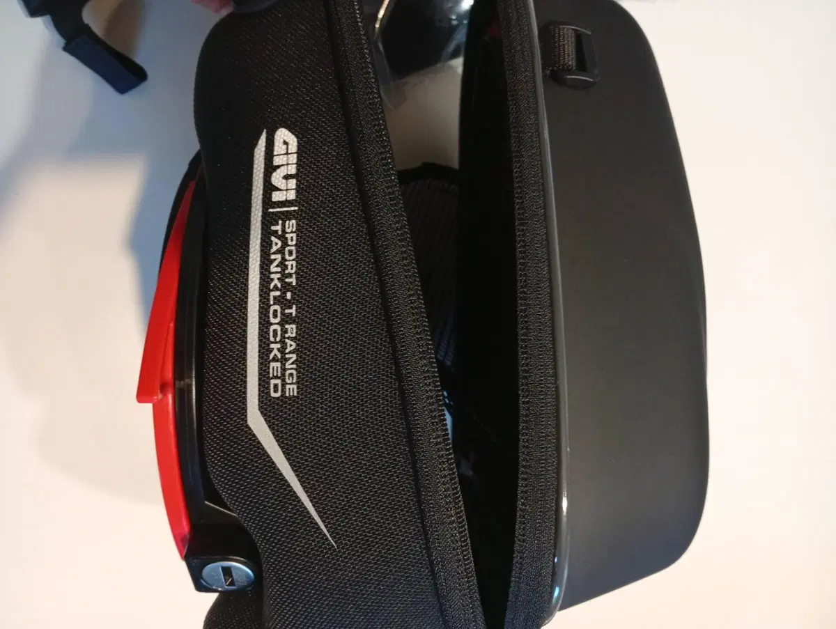 Borsa serbatoio GIVI tanklocked st605+ nuova (3)