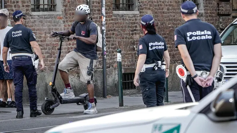 A Milano monopattini elettrici fuori controllo: siamo scesi in strada e abbiamo scoperto cosa succede [VIDEO]