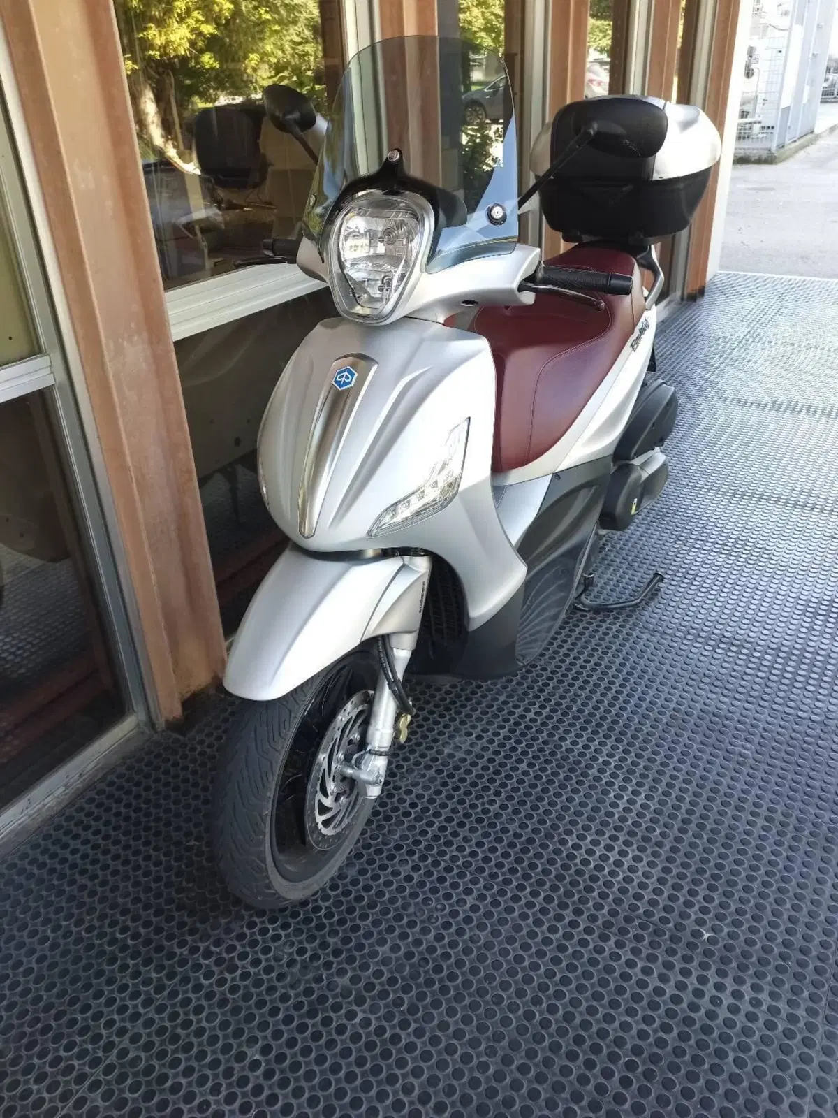 Piaggio Beverly 350 SportTouring ie ABS (2011 - 17) (2)