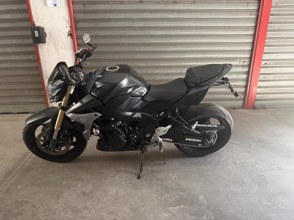 Suzuki GSR 750 Z SP ABS (2015 - 16) (2)