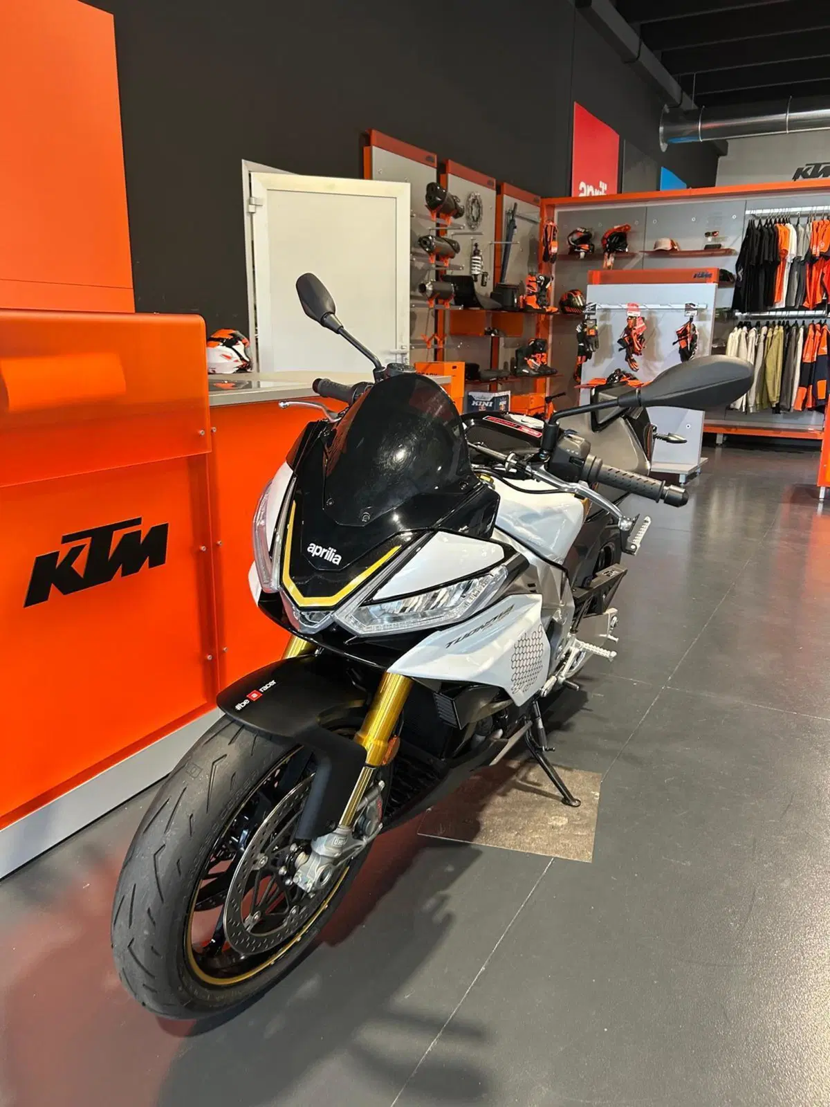 Aprilia Tuono V4 Factory (2021 - 24) (3)