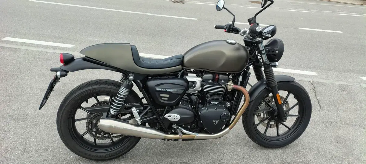 Triumph Speed Twin 900 Chrome Edition (2023) (3)