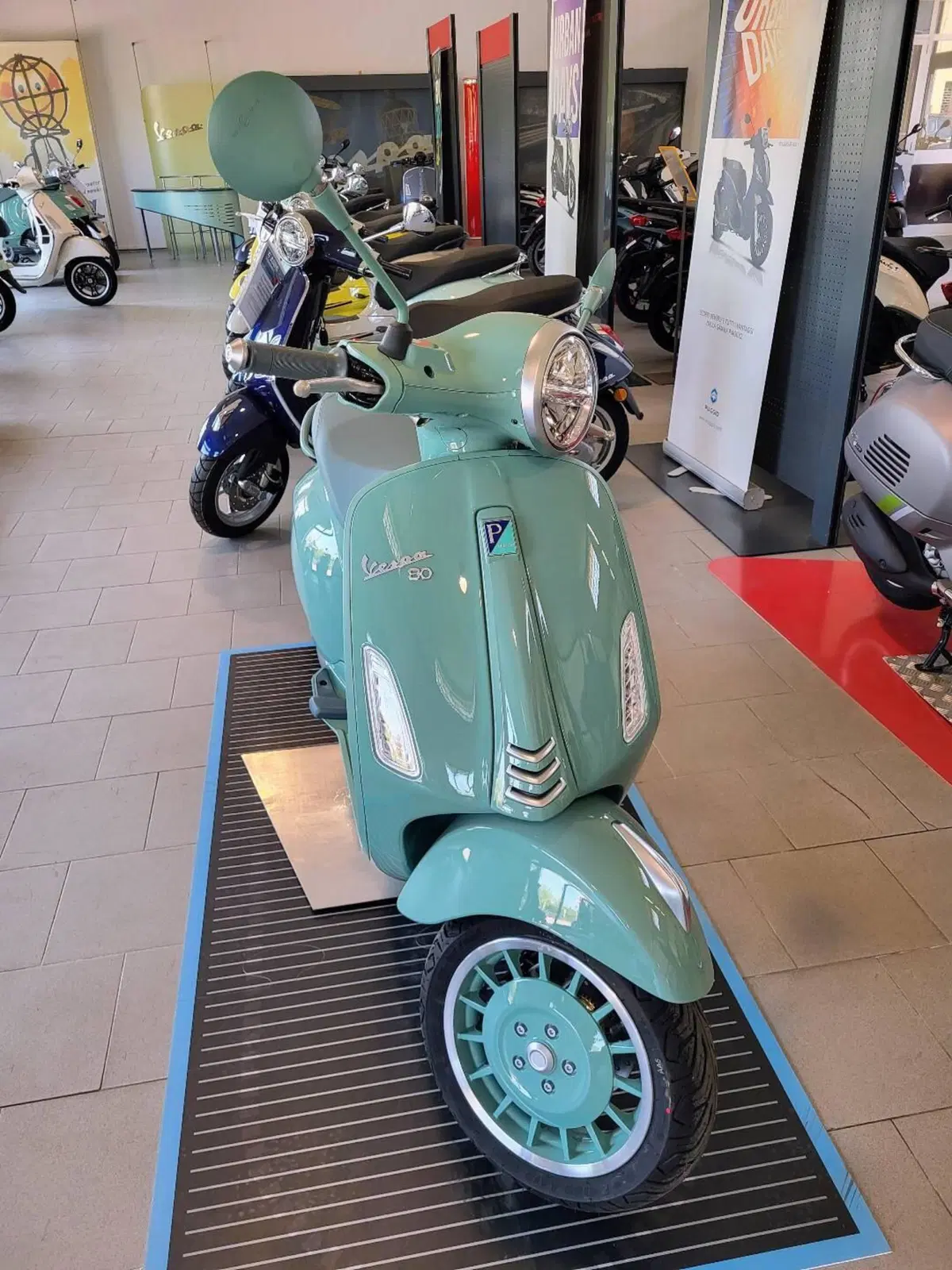Vespa Primavera 125 80th (2026) (2)