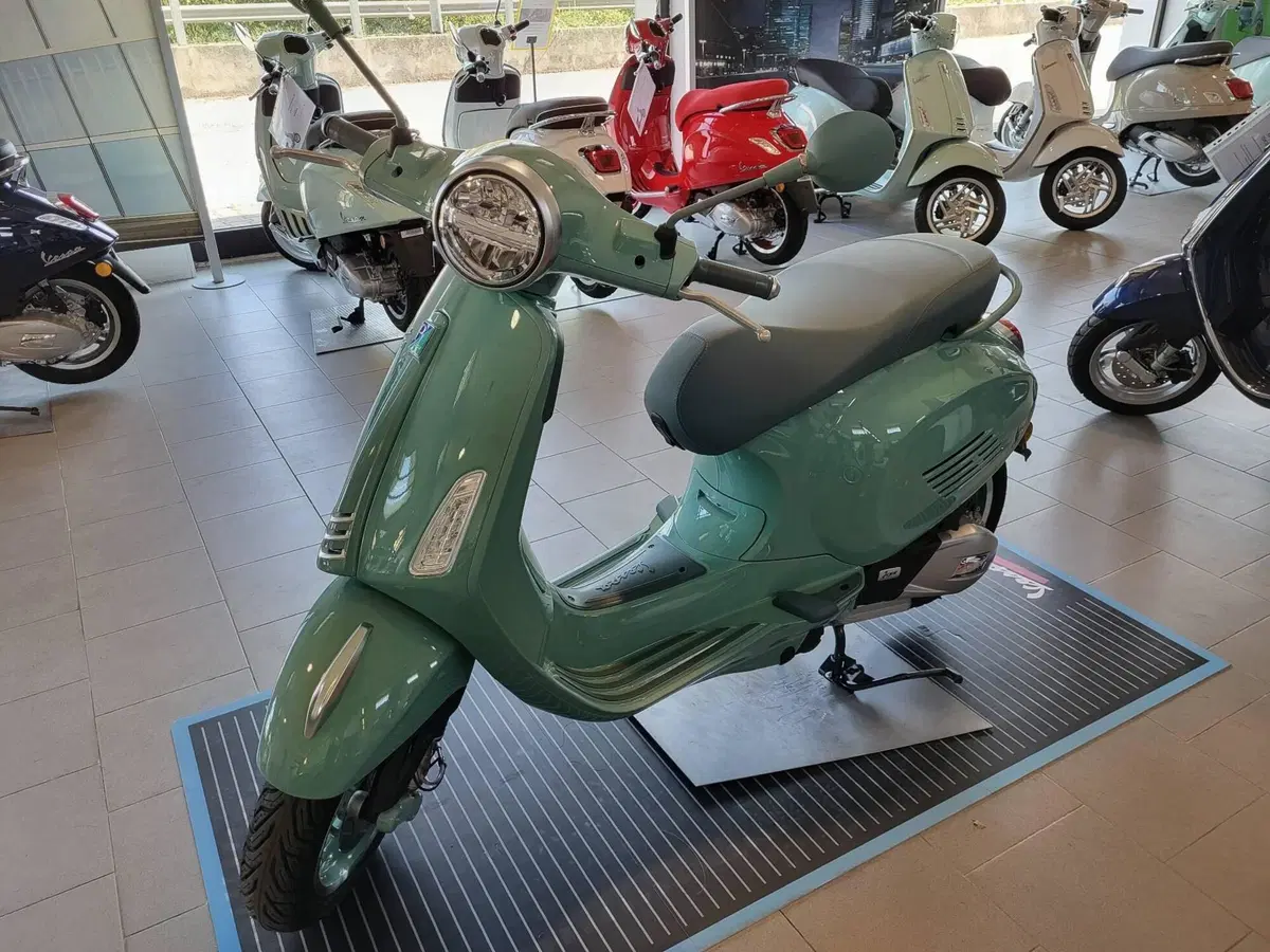 Vespa Primavera 125 80th (2026) (3)