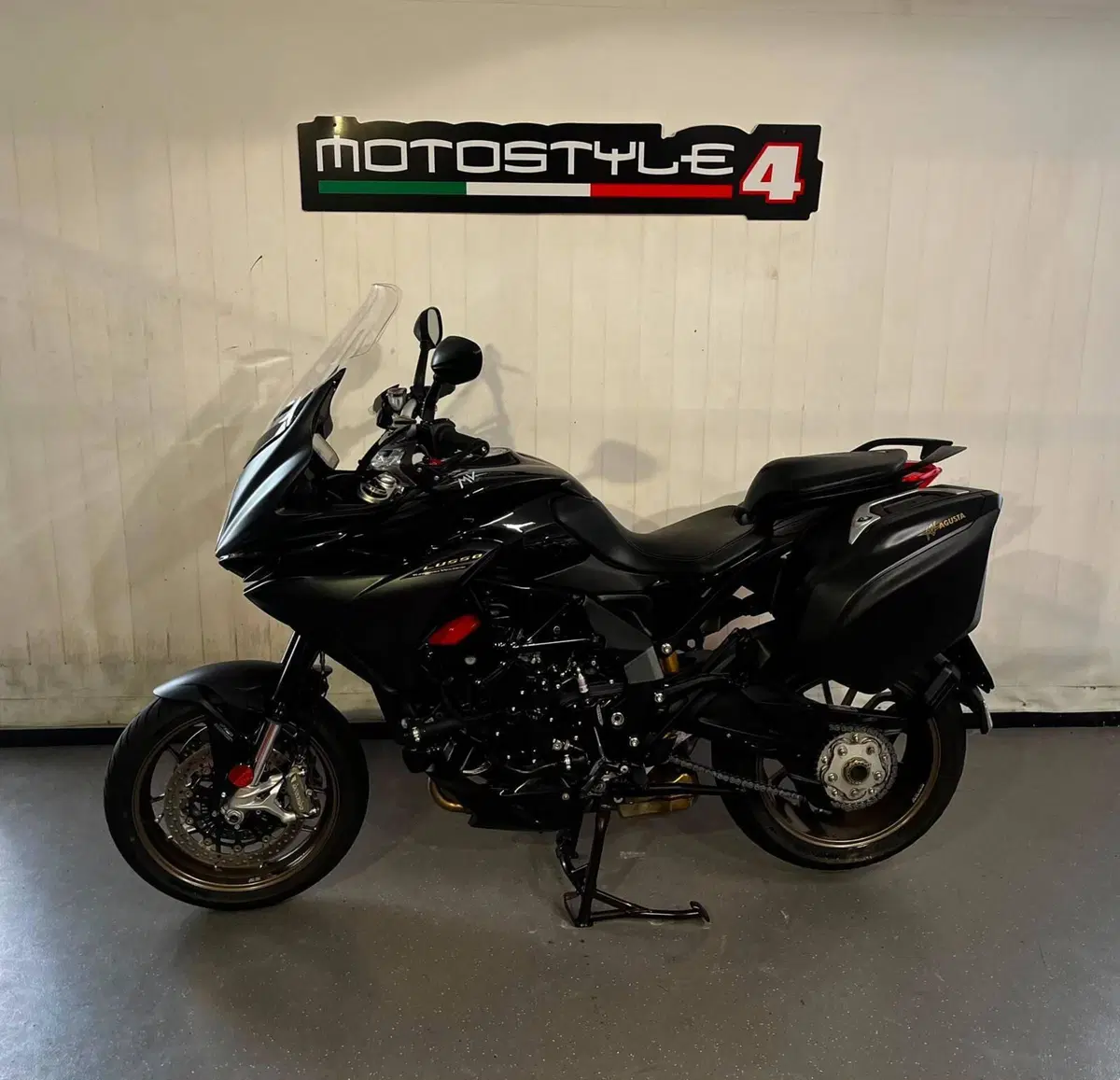 MV Agusta Turismo Veloce 800 Lusso SCS (2021 - 26) (2)